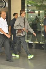Amitabh Bachchan snapped in Mumbai Airport on 13th Sept 2012 (10).JPG